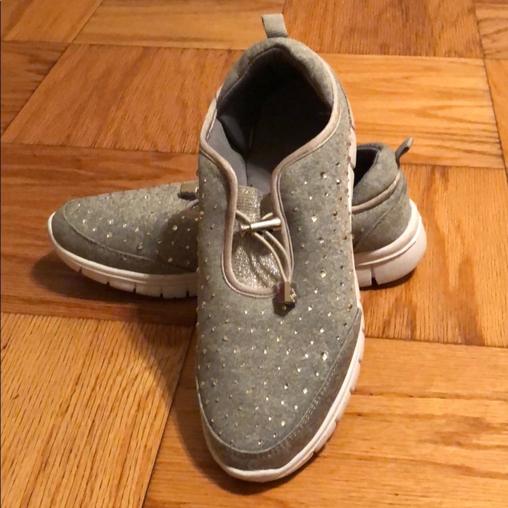 Gray bedazzled gym shoes size 8